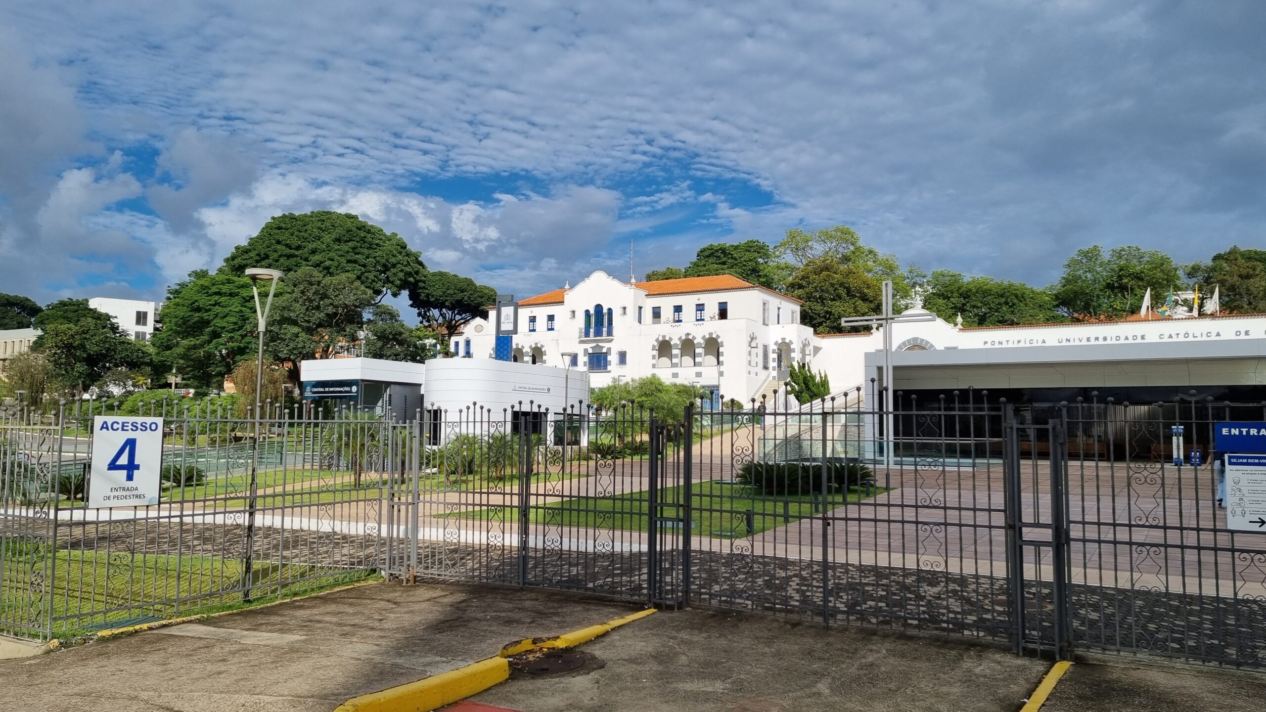 PUC Minas Disponibiliza Bolsas Integrais e Parciais para Estudantes